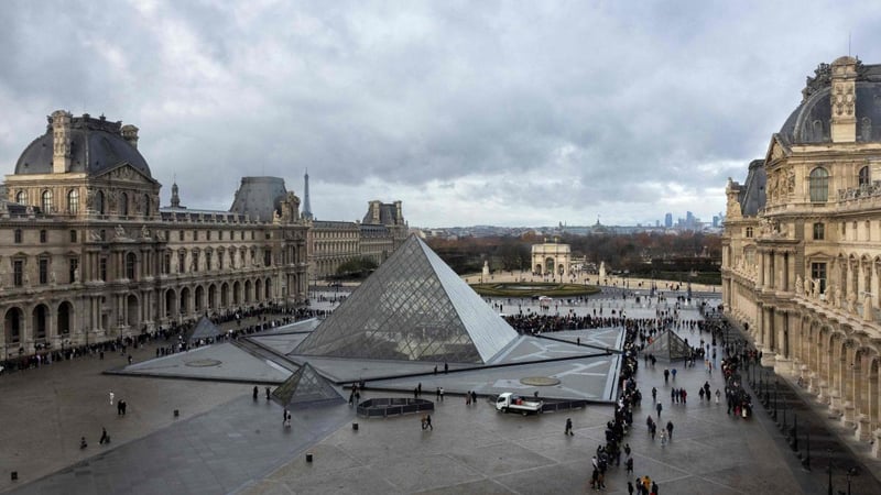 Un escape de agua daña centenares de documentos de egiptología en el Louvre