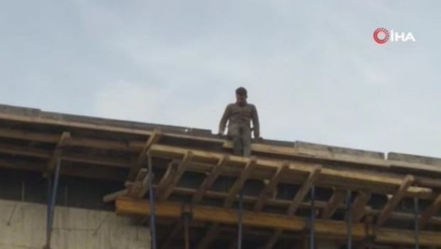 Maaş alamayan işçiler, çatıya çıktı: 3.5 milyon lira alacaklıyız