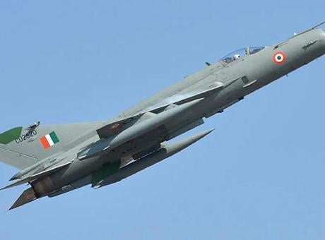 Hindistan'da orduya ait eğitim uçağı düştü!