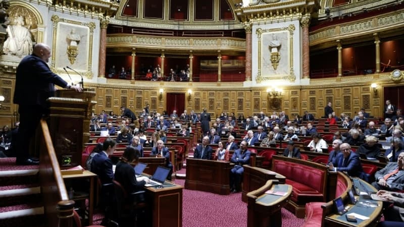 "C'est une heure par mois, 15 minutes par semaine": le Sénat vote un amendement pour ajouter 12 heures de travail en plus par an et relance un débat ultra-sensible