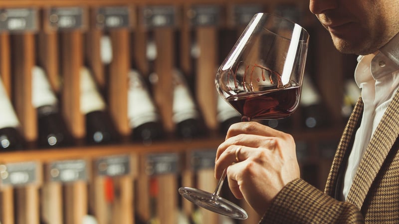 «Je suis un sommelier de palace et voici mes adresses fétiches» : ces tables parisiennes abordables où se retrouvent les professionnels du vin