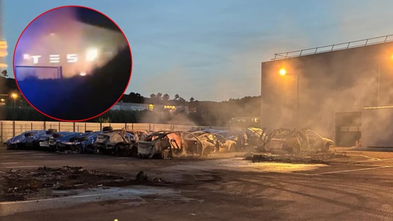 Tesla bayisi alev alev yandı! Onlarca sıfır araç kül oldu
