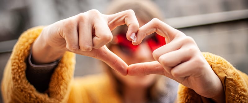 La Gen Z vuole l’amore profondo, ma ha paura di chiederlo: il paradosso sentimentale della generazione più connessa