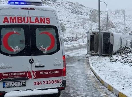 Nevşehir'de devrilen işçi servisindeki 14 kişi yaralandı