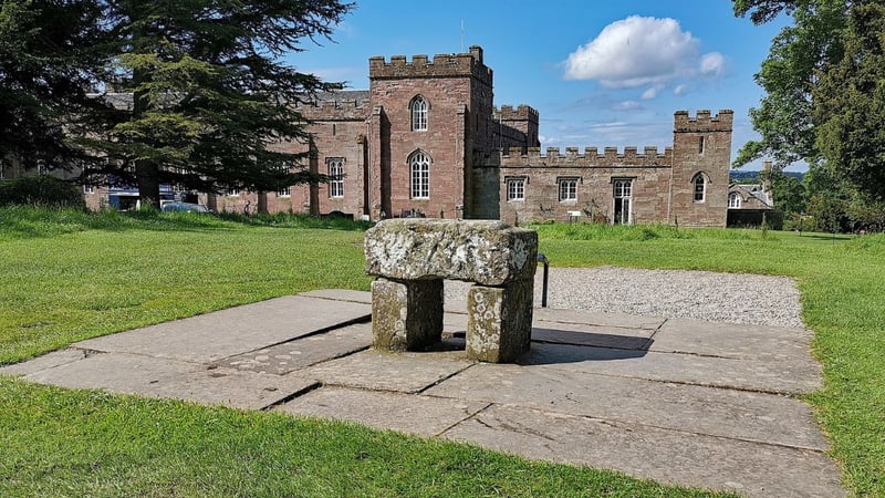 La pierre du destin: volé et brisé, le roc sacré des rois d'Écosse est devenu l'objet d'une traque mondiale