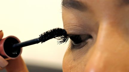 Cosmétiques pour faire pousser les cils : l’Anses met en garde contre des risques pour les yeux