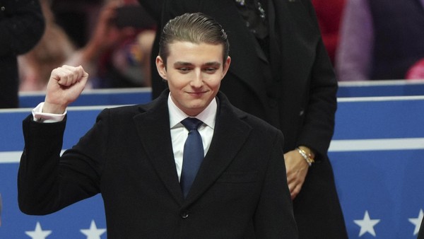 Barron Trumps Thanksgiving-Auftritt geht viral – „sein eigener Bodyguard“