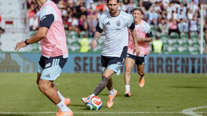 İspanya'nın Elche şehrinde kamp yapan Messi'li Arjantin antrenmanı halka açınca olanlar oldu