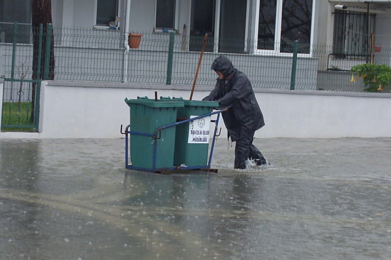 Balıkesir'de sağanak yağış: Sokaklar göle döndü