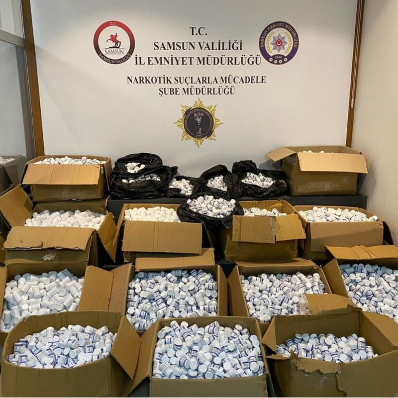 3 araçtan 100 binlerce hap ele geçirildi