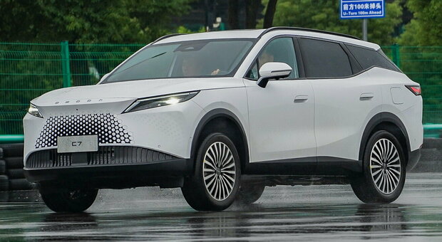 Omoda: c?è la 7, fiore all?occhiello. Il nuovo modello si inserisce fra la 5 e la 9. Interessante la super hybrid