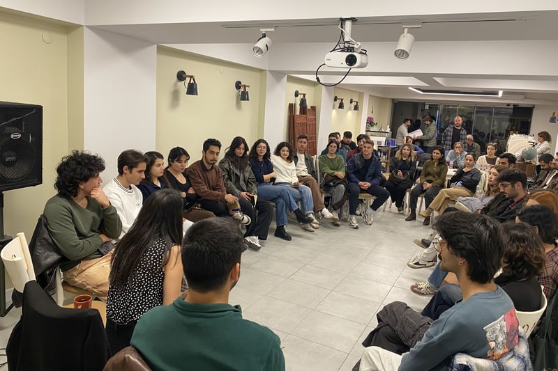 Emek Partisi Milletvekili Sevda Karaca, İzmir'de gençlerle buluştu