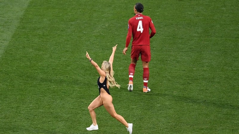 Mayoyla sahaya atlamıştı, yeni mesleği şaşırttı