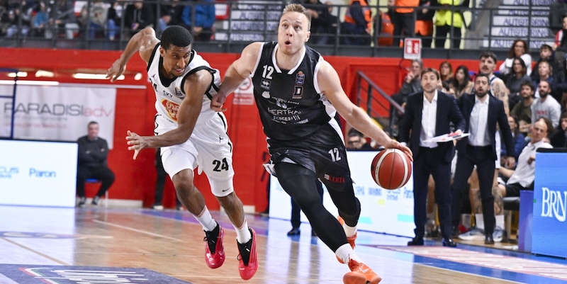 Basket, Tortona espugna Udine: l'ex Strautins si mette l'infortunio alle spalle e fa 20 punti&nbsp;