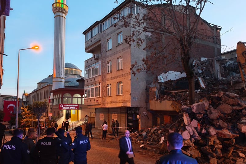 Sultangazi’de yıkım sırasında yan bina hasar gördü
