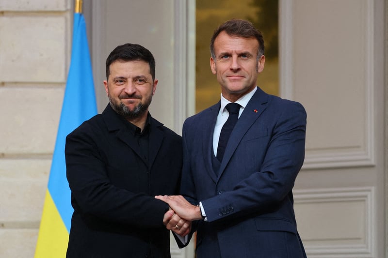Guerre en Ukraine : Emmanuel Macron recevra Volodymyr Zelensky lundi à Paris