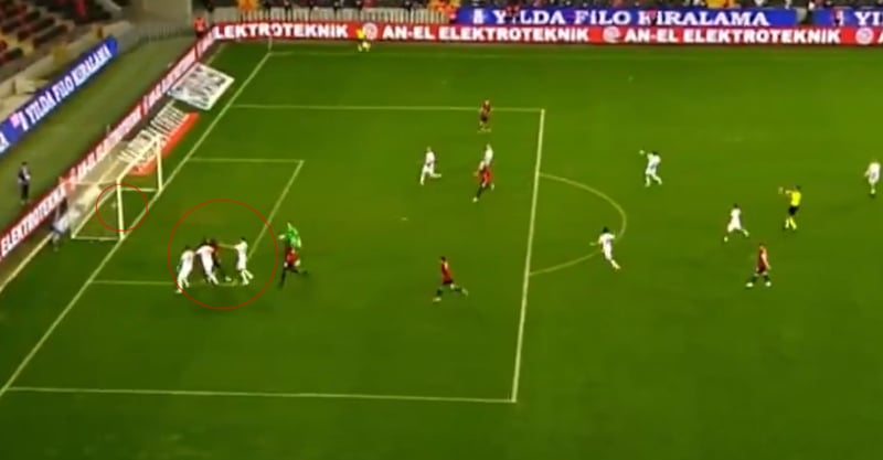 Süper Lig'de ilginç an! Kavgayı ayırmak için kalesinden çıktı, gol yedi