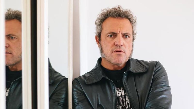 Carlos Tarque, cantante de M-Clan: “En un viaje por la noche con la banda, me desperté y vi que la furgoneta se movía sin que hubiera nadie al volante; íbamos subidos en algo extraño”