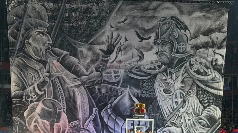 Skandal pankarta şikâyet