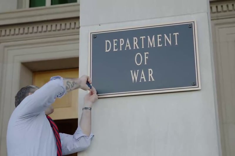 Pentagon’un girişine 'Savaş Bakanlığı' tabelası asıldı