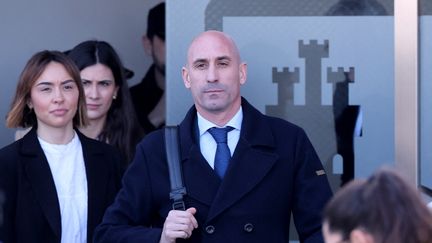 Espagne : Luis Rubiales, ex-patron du football espagnol condamné pour un baiser imposé à une joueuse, visé par des oeufs lors de la présentation de son livre