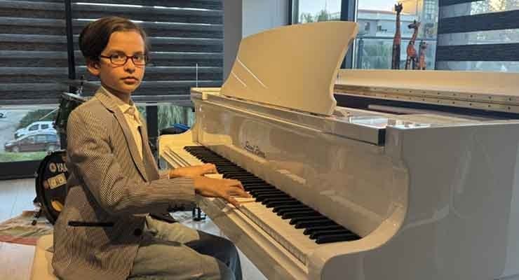 10 yaşında lise diploması aldı