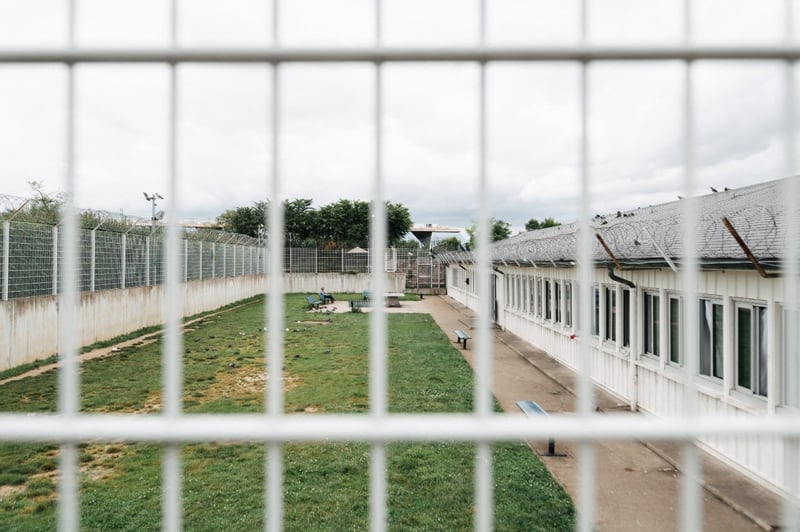 Bascule vers une justice « déshumanisée » : les associations dénoncent la systématisation de la visio pour les audiences portant sur la rétention administrative