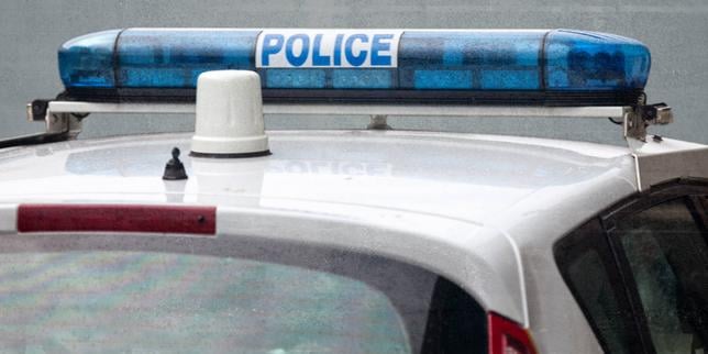 Des policiers provoquent des manifestants féministes et antiracistes en s’affichant avec leur banderole, une enquête administrative ouverte