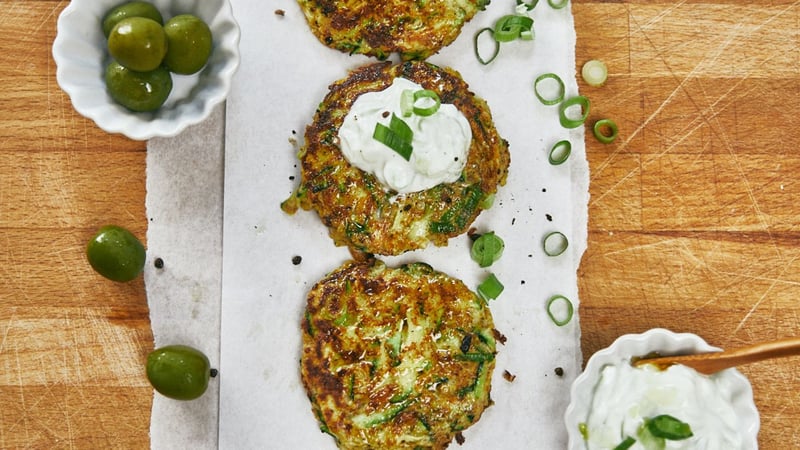Der Ernährungskompass: Es muss nicht immer Kartoffel sein: Zucchinipuffer mit Tsatsiki