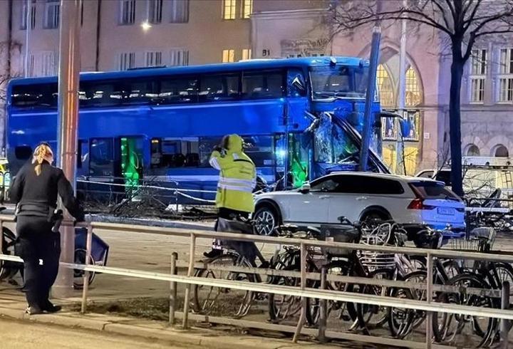 Stockholm’de çift katlı otobüs durağa çarptı: 3 kişi hayatını kaybetti
