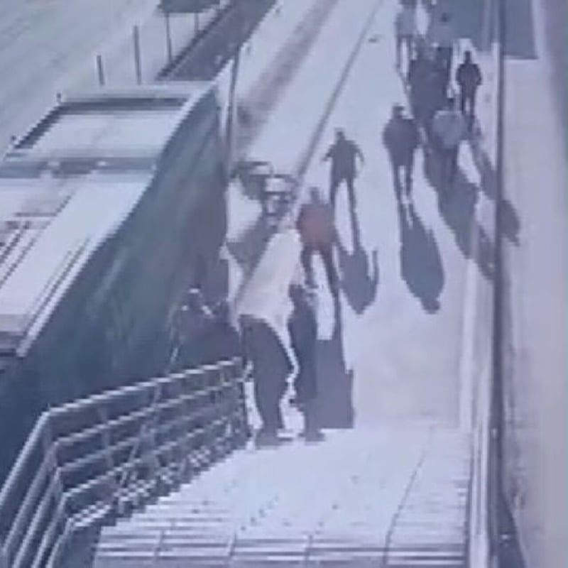 Dehşet anı kamerada! Tekerlekli sandalyeyle metrobüs yoluna düştü!