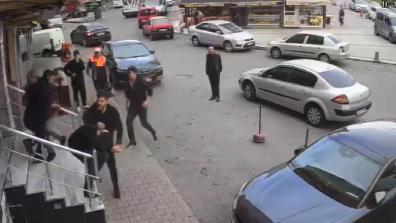 Sultangazi’de su baskını gerilimi! Suçlanan stajyerin babası bıçakla saldırdı