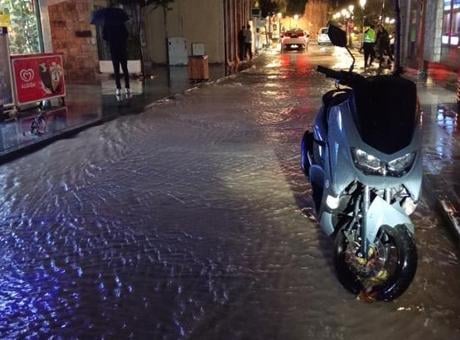 Çeşme'yi kuvvetli sağanak vurdu! Cadde ve sokaklar göle döndü