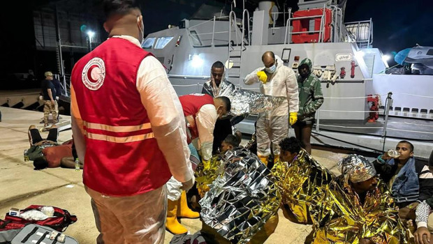 Libya açıklarında 95 göçmeni taşıyan iki tekne alabora oldu: 4 ölü