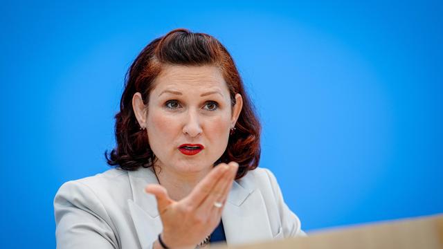 Sexuelle Belästigung: Ferda Ataman fordert besseren Schutz vor Belästigung im Alltag