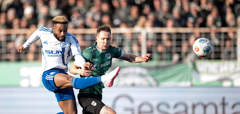 Schalke kann Überzahl nicht nutzen, Tabellenführer Paderborn verliert