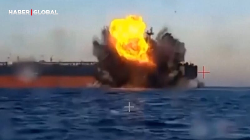 Karadeniz'de gemilere saldırı...  Ukrayna saldırı anını paylaştı