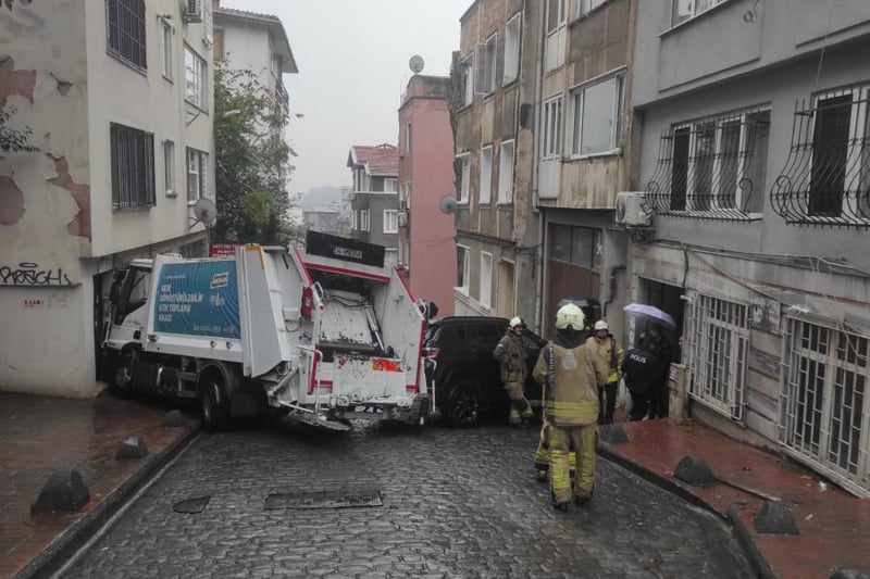 Beyoğlu'nda çöp kamyonu park halindeki 5 araca ve bir evin duvarına çarptı; 3 işçi yaralandı