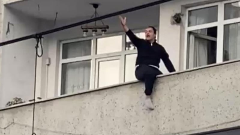 Sultangazi'de korku dolu anlar: Ailesiyle tartışan genç, balkondan atlamaya kalktı