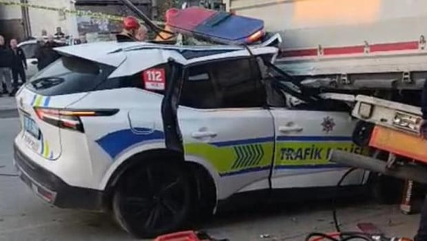 Manisa'da feci kaza! Trafik polisi aracı TIR'a çarptı: 1 şehit, 1 ağır yaralı