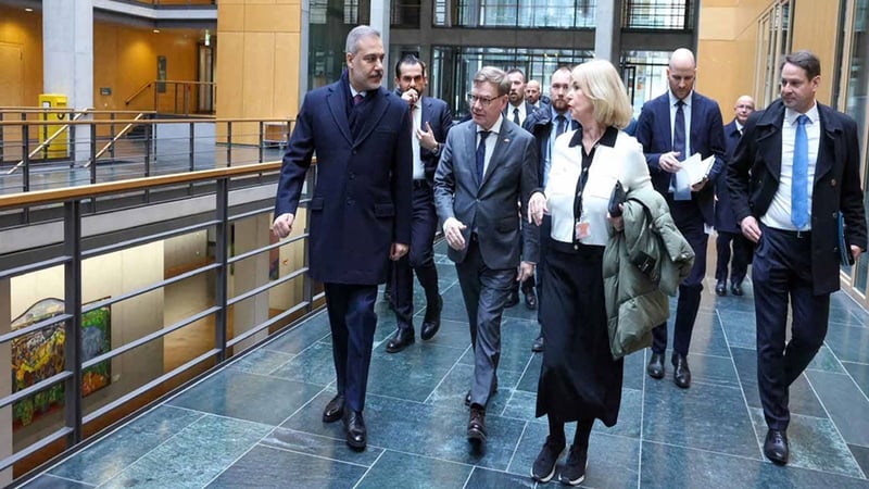 Bakan Fidan, Almanya Federal meclis binasını ziyaret etti