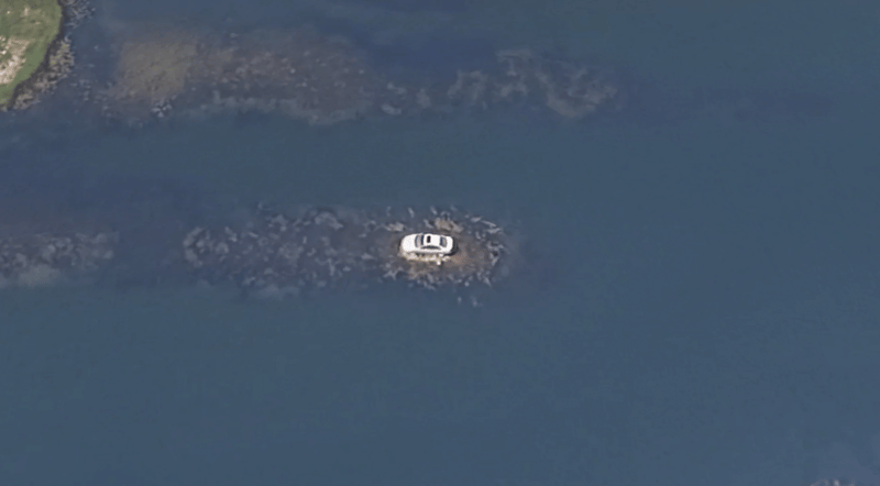 Un Volvo S80 lleva 13 años aparcado en medio de un lago. Y se ha convertido en una atracción turística