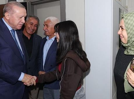Cumhurbaşkanı Erdoğan'dan Adıyaman'da depremzede aileye sürpriz ziyaret