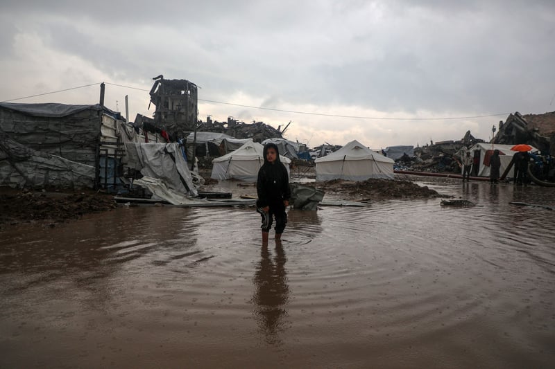 Gaza : inondations dans les camps de déplacés ; frappes israéliennes au Liban