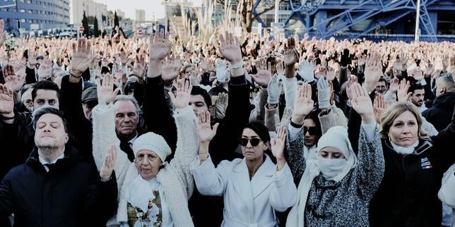 A Marseille, au rassemblement en hommage à Mehdi Kessaci, de l’émotion et de la colère : « C’est une véritable mafia qui s’installe et il faut qu’on réagisse tous »