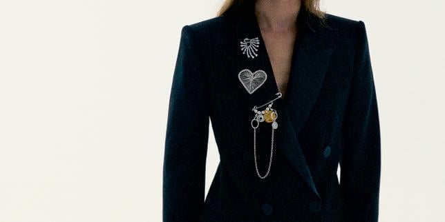 La broche tire son épingle du jeu : « C’est le seul bijou capable de trahir la personnalité de celui qui le porte, parce que c’est le seul que l’on peut porter n’importe où »