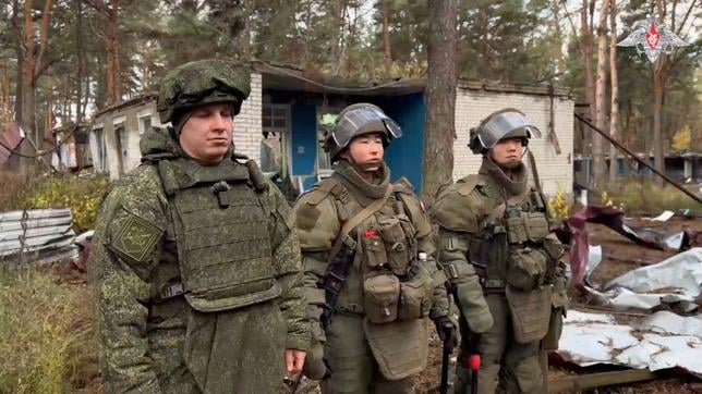 En Russie, les “frères d’armes” nord-coréens déminent la région de Koursk