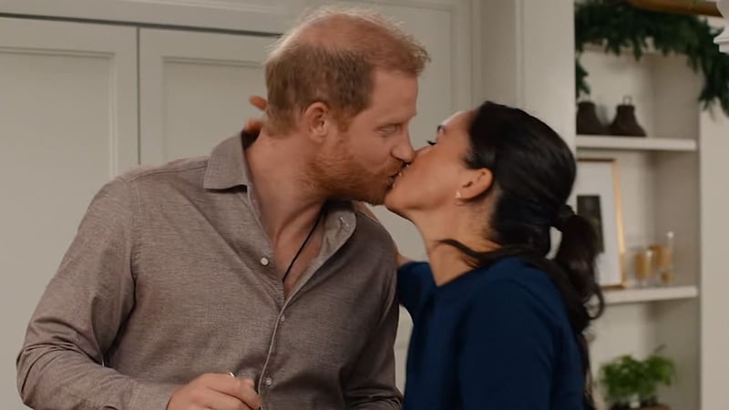 Royaler Weihnachtskitsch - Intim wie nie! Meghan küsst Harry in Netflix-Show