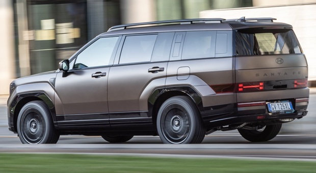 Santa Fe plug-in hybrid si rinnova. Il Suv ammiraglia di Hyundai fa un passo avanti su prestazioni e tecnologia