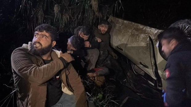 Polisten kaçarken kazaya yaptılar! Otomobilde 9 kaçak göçmen yakalandı